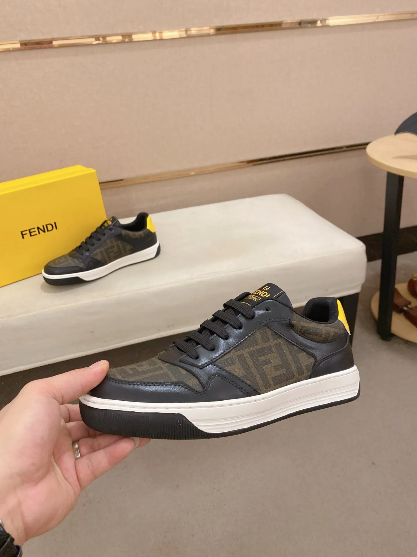 Men's shoes 💰 420💰 (FENDI) New style 👊🏻 upper 🇮🇹 imported cowhide fabric 🇩🇪 lining imported sheepskin lining. The original outsole is molded to highlight the identity of every man, and the upper foot is stable and stable🚶🏻🚶🏻The high-end custom counters reproduce the original version📯No matter the wind or rain, the shoe last remains unchanged and can withstand the verification of time🔍️,🔵 Size: 38-44 (45 is custom-made and cannot be returned or exchanged